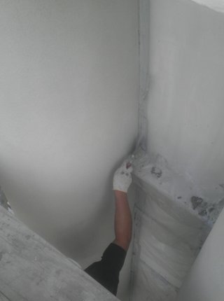 The finish coat is
              white Portland cement and white sand