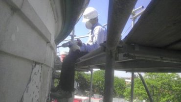 The chips open the pores in the old stucco for a good bond