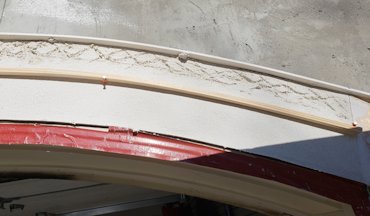 The bottom of the second projection is formed using a hardwood one by one.