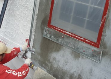 A vertical band is used to hide the difference in thickness