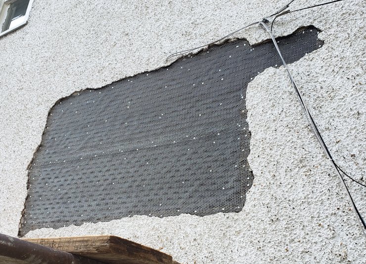 A jagged line around the patch makes the patch more inconspicuous.