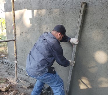 Wall is filled in and rodded off between the screeds.