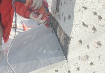 Flagstone is put on the chimney shoulders