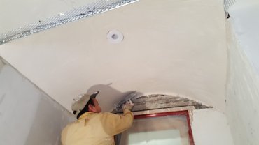 Ceiling is plastered the same day with molding plaster and lime.