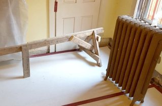 Homemade bench type scaffold is used for the lower ceiling