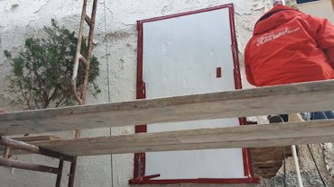 Windows, doors, etc. are covered with Correx.</