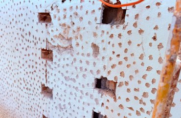 bricks on the window infills weren't toothed in