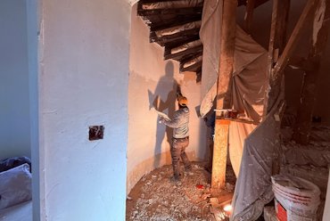 curved-plaster-stairway-in-Middleburg,-Virginia.