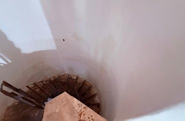 Curved stairways with drywall
            usually look like a rippled potato chip.