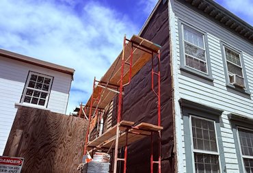 Narrow scaffold in Washington, DC