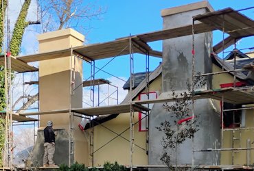 Finish coat on chimneys is white portland cement and yellow masonry sand.