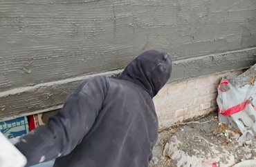 Note the old salmon bricks on the foundation.