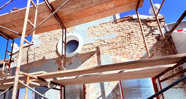 We removed almost all the old stucco from the salmon brick.