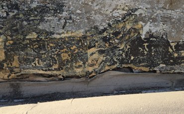 no flashing on the back of the parapet.