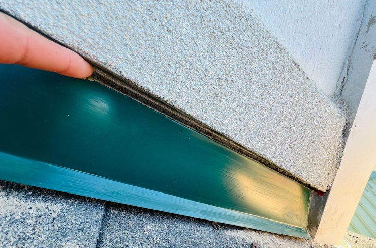 drainage gap for water that penetrates the stucco to exit over the flashing.