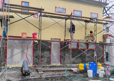 Finish coat is put on in one operation without joints.