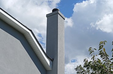 The finished chimney with our rubber membrane cap, REAL cement mortar band, flashing done well.