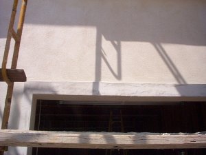 Marble-look
              door surround adds a unique contrast with the white
              stucco