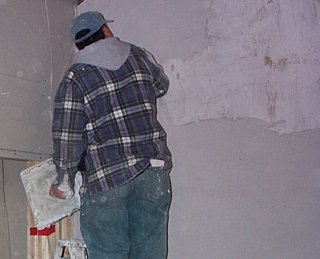 Carlos trowels on a thin coat of veneer basecoat