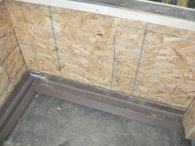 Counter flashing covers edge of rubber membrane